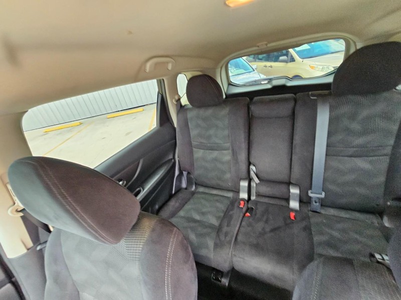 Nissan Rogue Vehicle Image 15