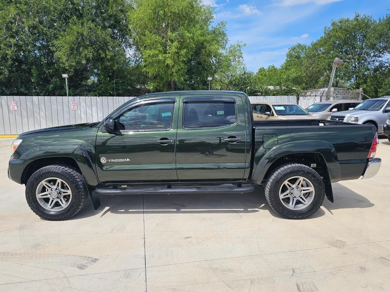 Toyota Tacoma Vehicle Image 02