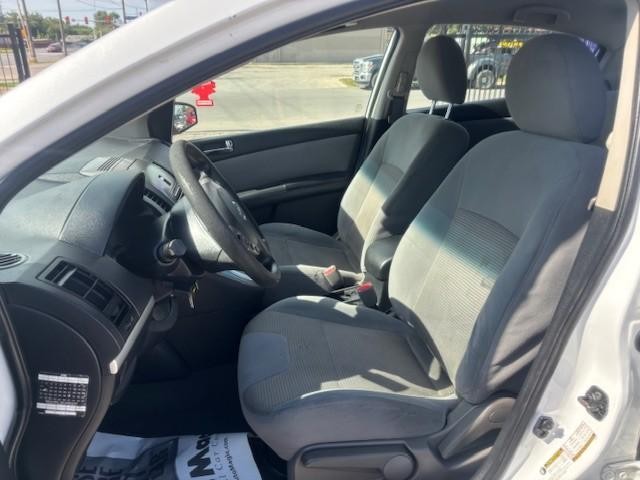 Nissan Sentra Vehicle Image 11