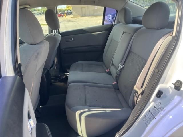 Nissan Sentra Vehicle Image 14