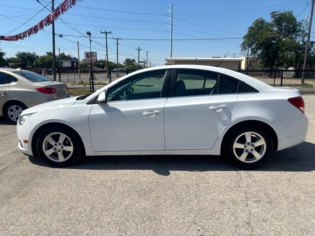 Chevrolet Cruze Vehicle Image 02