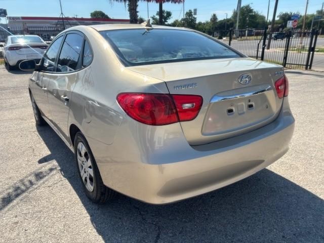 Hyundai Elantra Vehicle Image 03