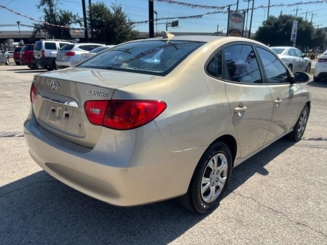 Hyundai Elantra Vehicle Image 05