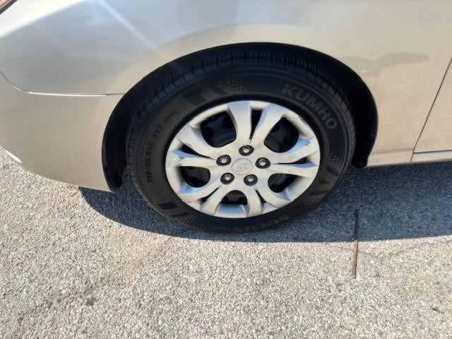 Hyundai Elantra Vehicle Image 09