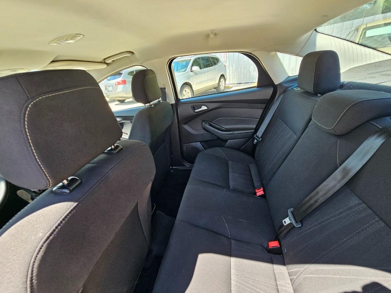 Ford Focus Vehicle Image 12