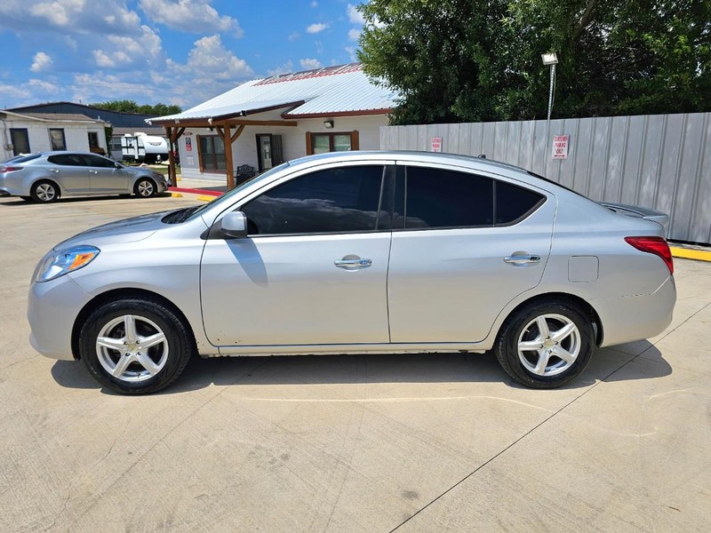 Nissan Versa Vehicle Image 02