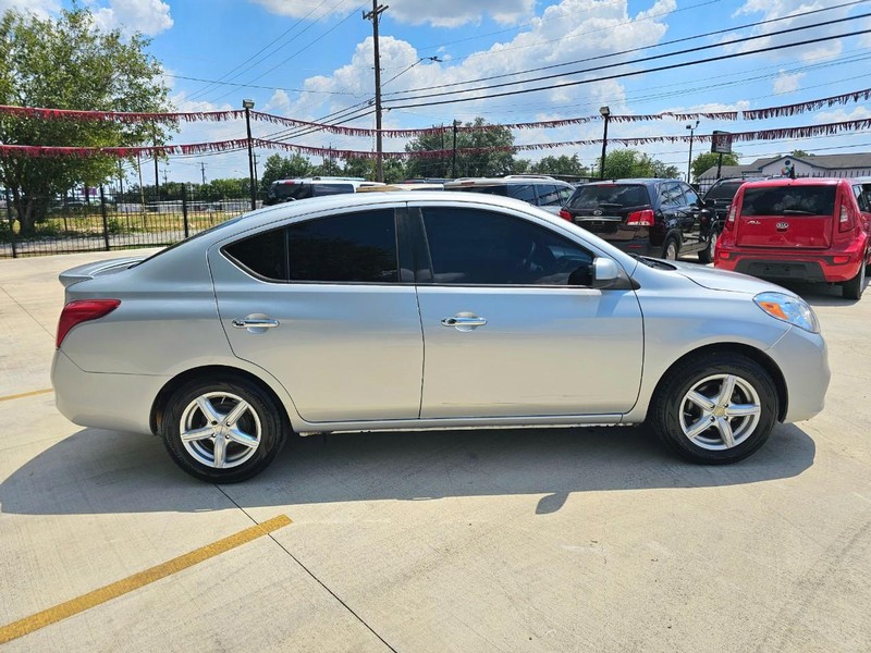 Nissan Versa Vehicle Image 06