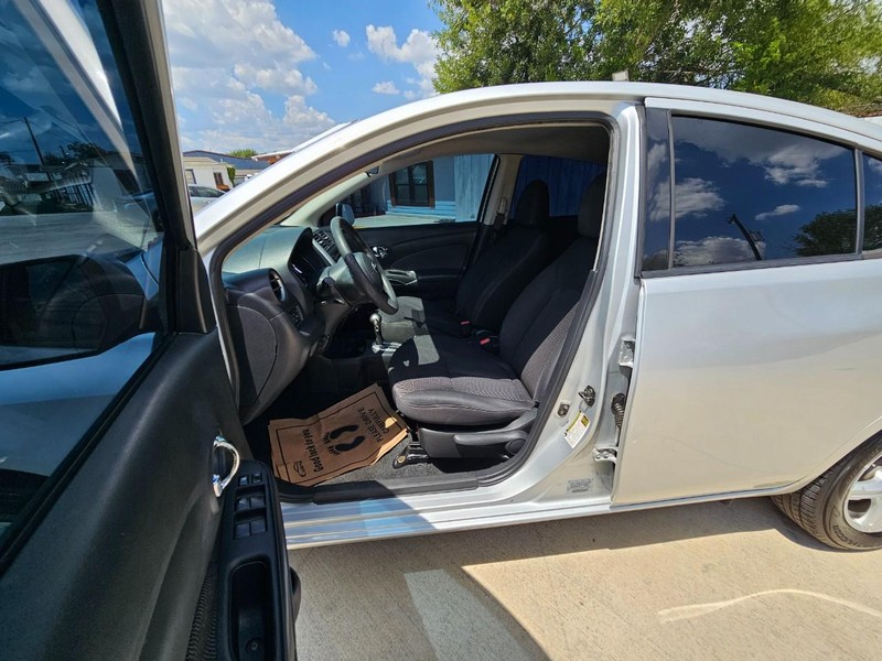 Nissan Versa Vehicle Image 09