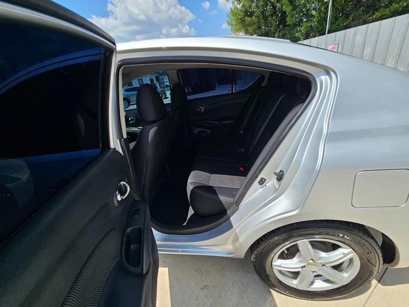 Nissan Versa Vehicle Image 11