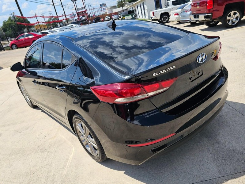 Hyundai Elantra Vehicle Image 03
