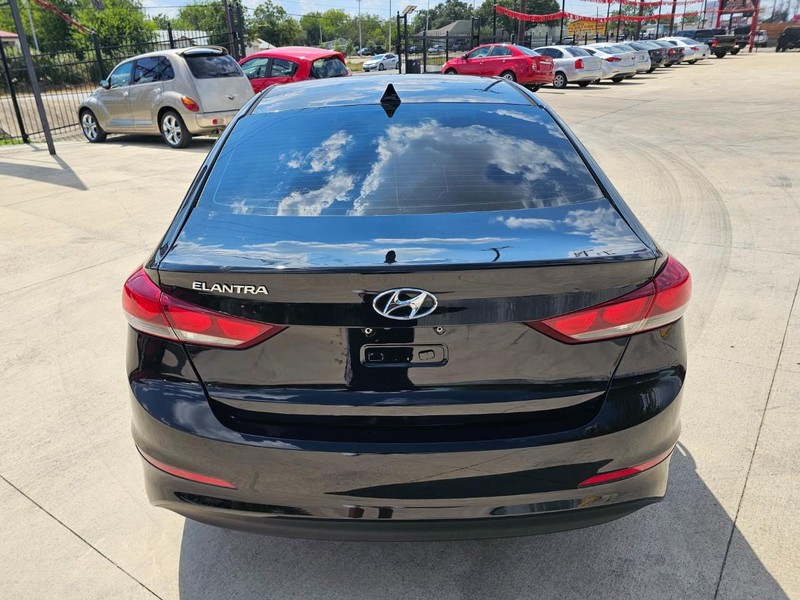 Hyundai Elantra Vehicle Image 04