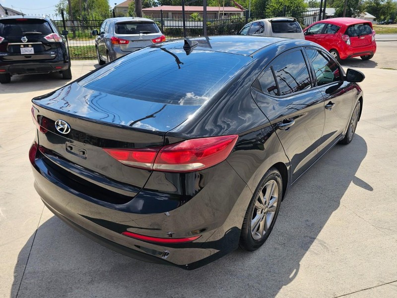 Hyundai Elantra Vehicle Image 05