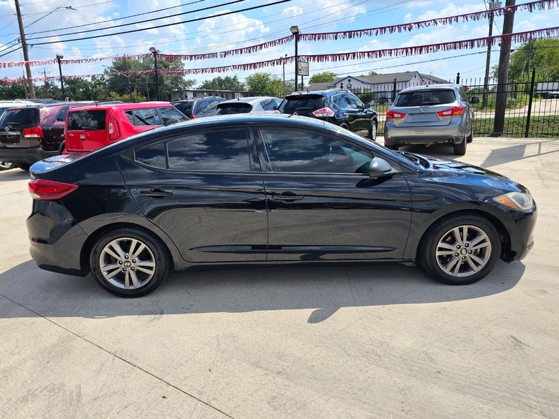 Hyundai Elantra Vehicle Image 06