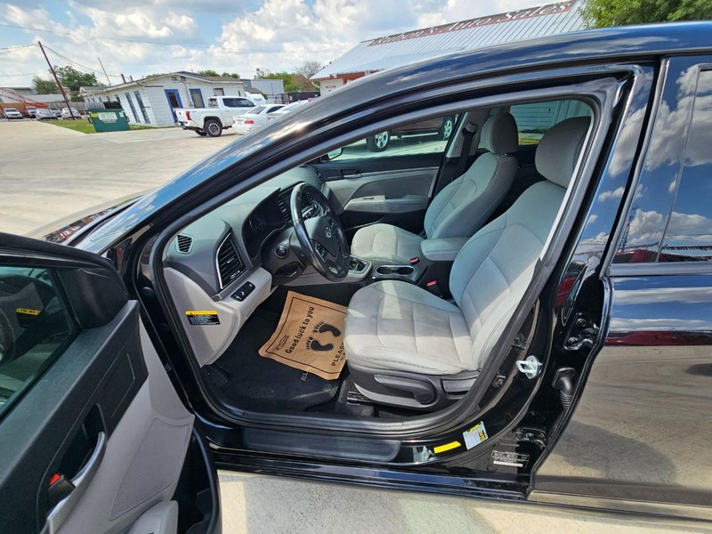 Hyundai Elantra Vehicle Image 09