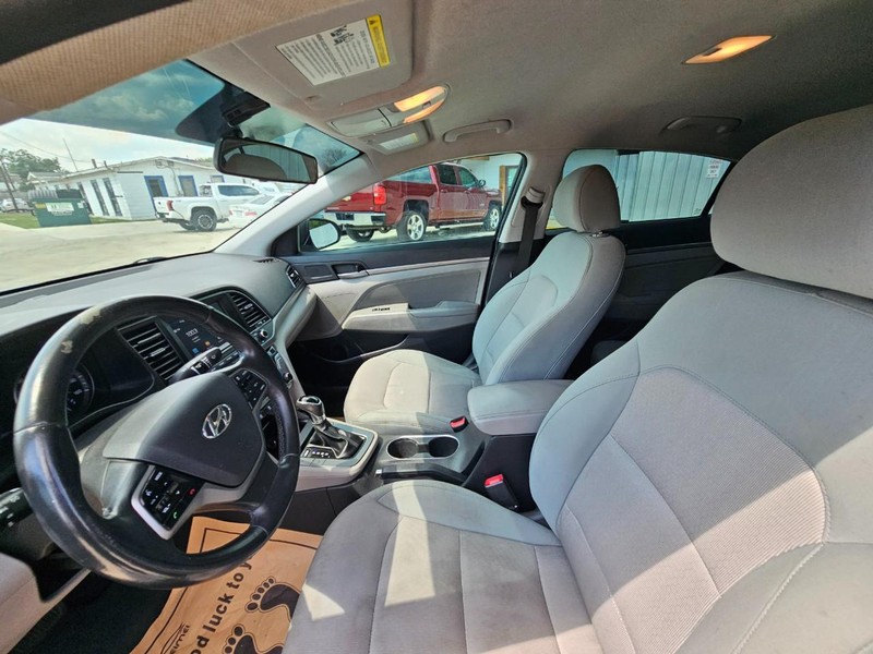 Hyundai Elantra Vehicle Image 10