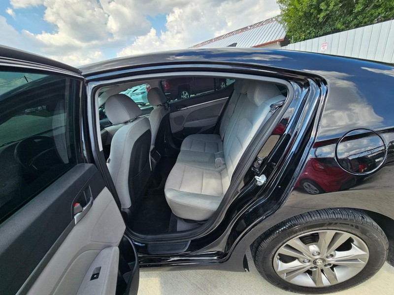 Hyundai Elantra Vehicle Image 11