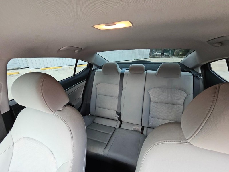 Hyundai Elantra Vehicle Image 13