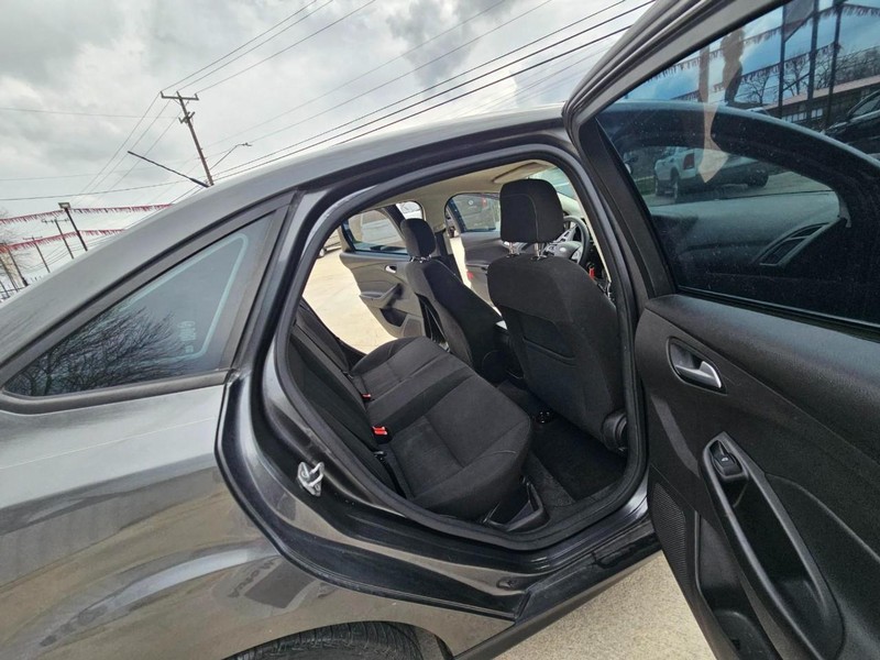 Ford Focus Vehicle Image 14