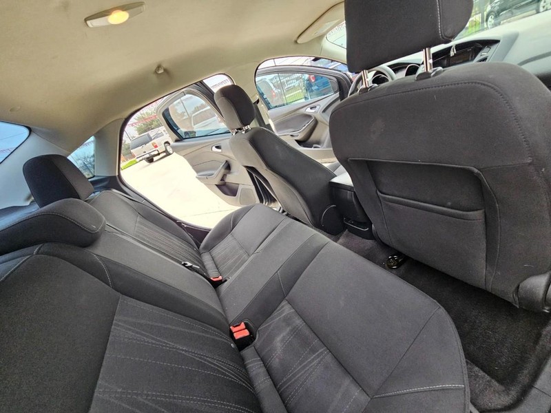 Ford Focus Vehicle Image 15