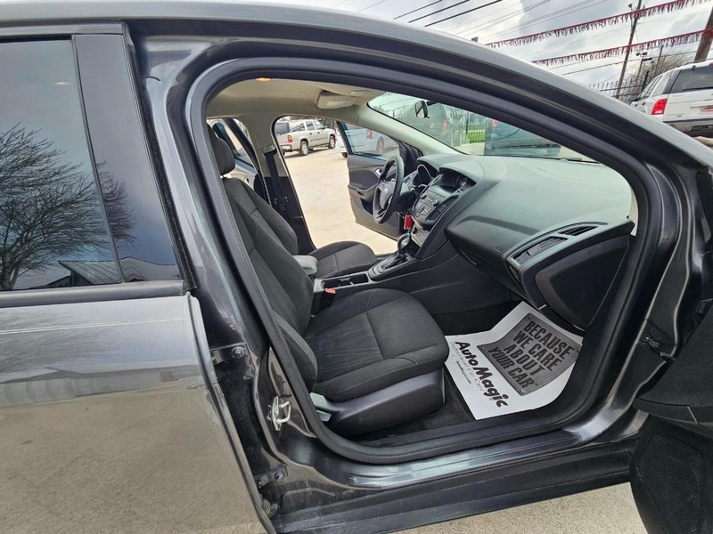 Ford Focus Vehicle Image 17