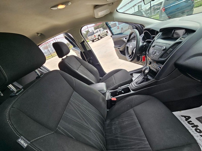 Ford Focus Vehicle Image 19