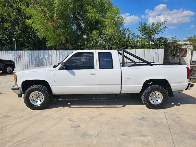 Chevrolet 1500 Pickups Vehicle Image 02