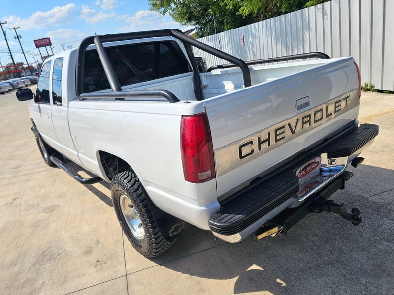 Chevrolet 1500 Pickups Vehicle Image 03