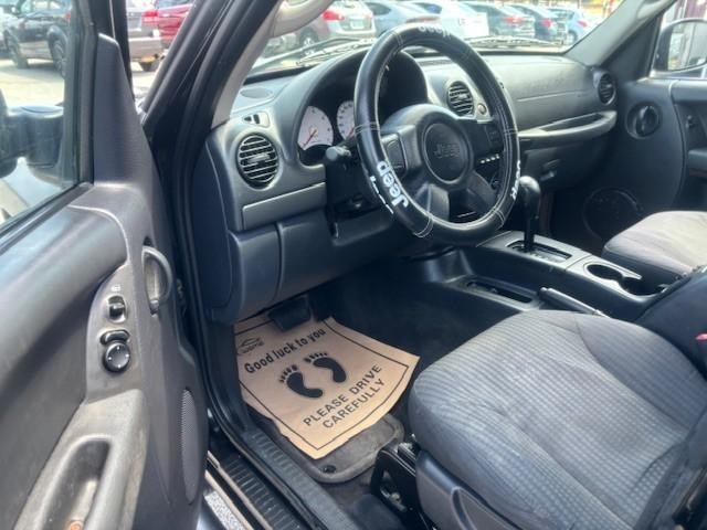 Jeep Liberty Vehicle Image 10