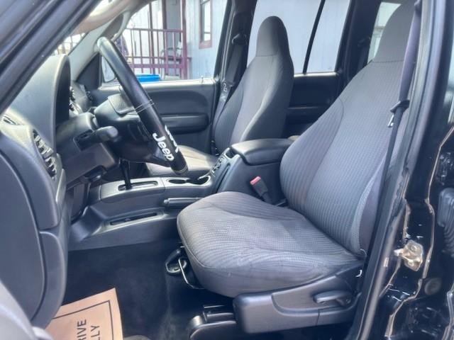 Jeep Liberty Vehicle Image 11