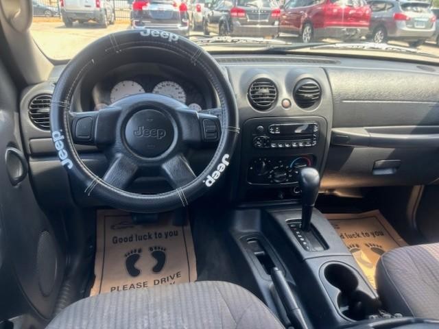Jeep Liberty Vehicle Image 12