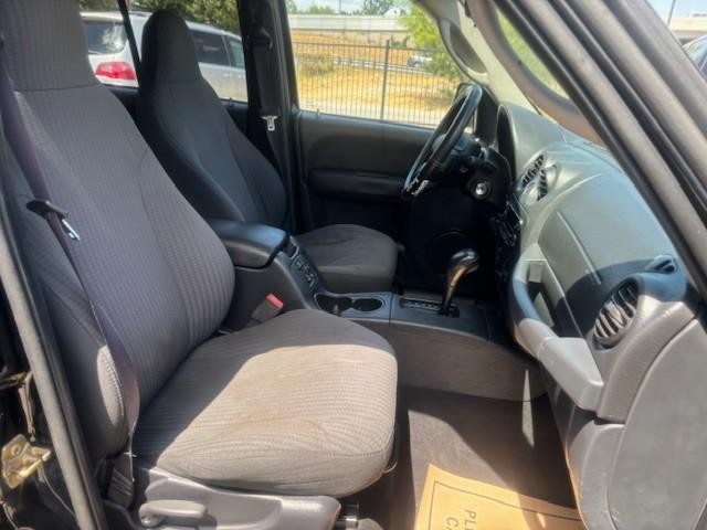 Jeep Liberty Vehicle Image 18