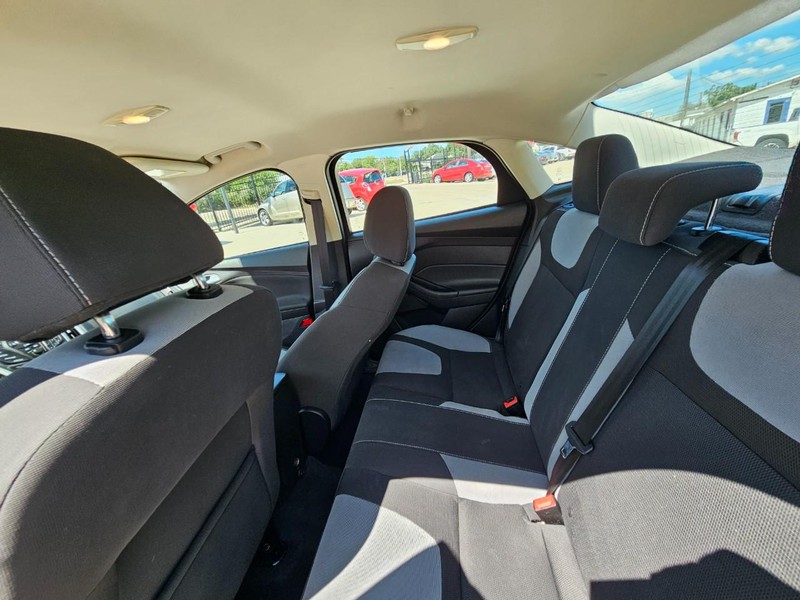 Ford Focus Vehicle Image 12