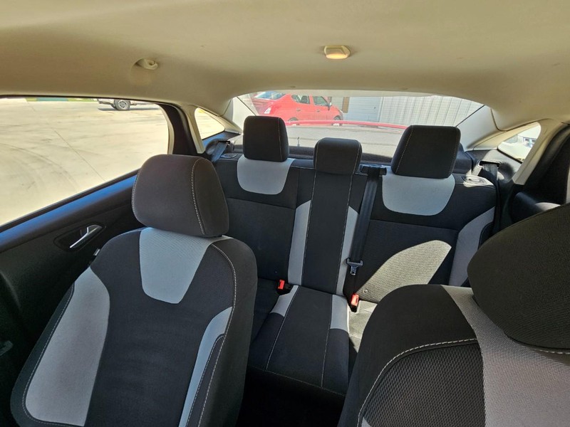 Ford Focus Vehicle Image 14