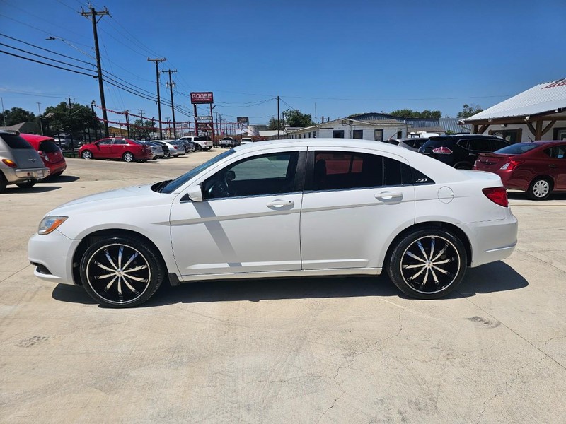 Chrysler 200 Vehicle Image 02