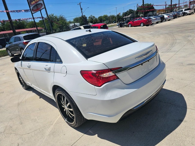 Chrysler 200 Vehicle Image 03