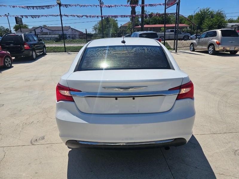 Chrysler 200 Vehicle Image 04