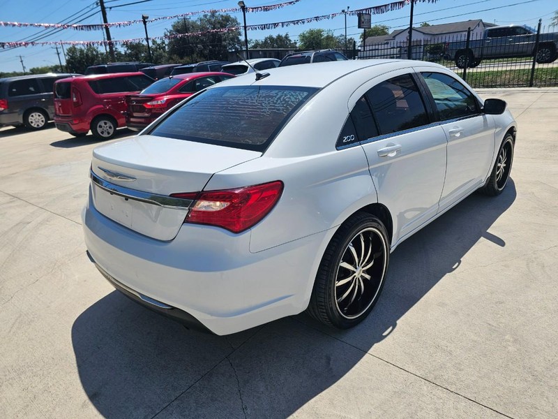 Chrysler 200 Vehicle Image 05
