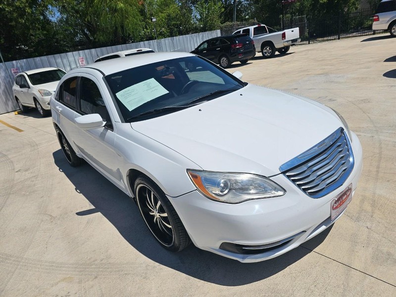 Chrysler 200 Vehicle Image 07
