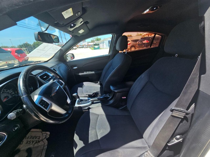 Chrysler 200 Vehicle Image 10