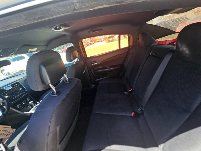 Chrysler 200 Vehicle Image 12