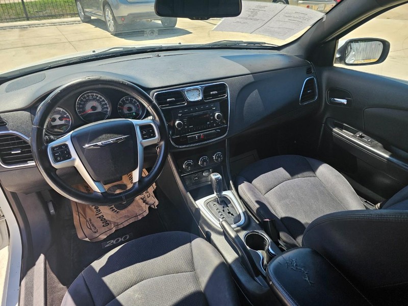 Chrysler 200 Vehicle Image 13