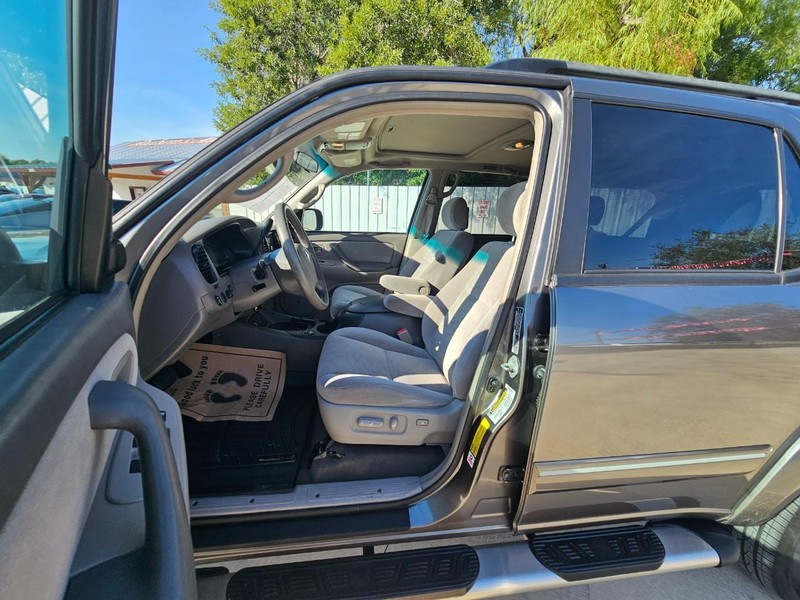Toyota Sequoia Vehicle Image 10