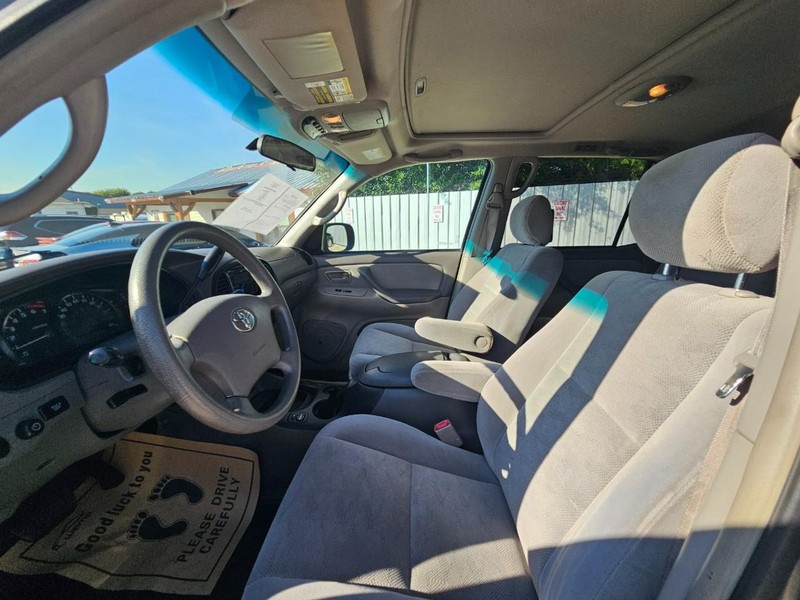 Toyota Sequoia Vehicle Image 11