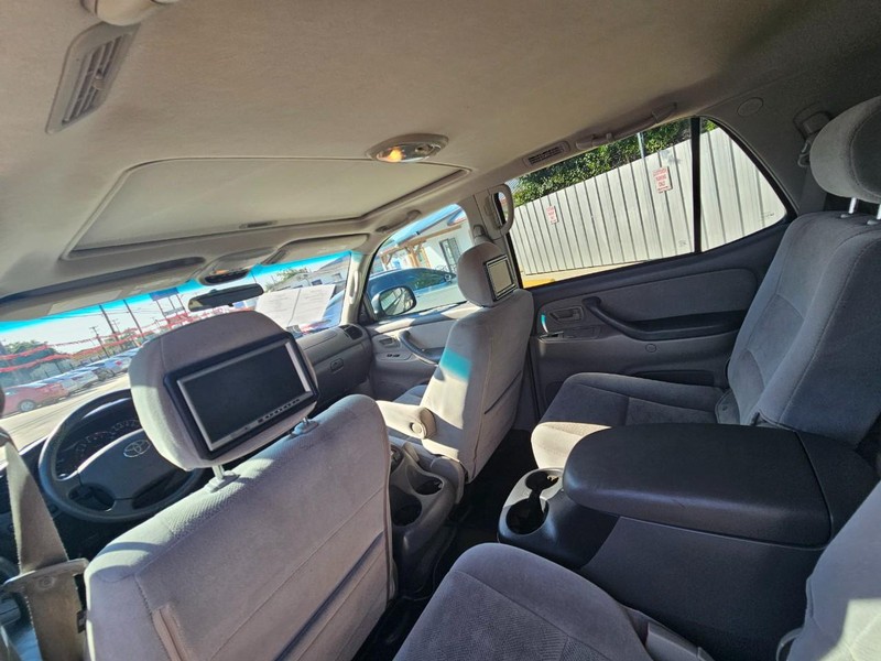 Toyota Sequoia Vehicle Image 13