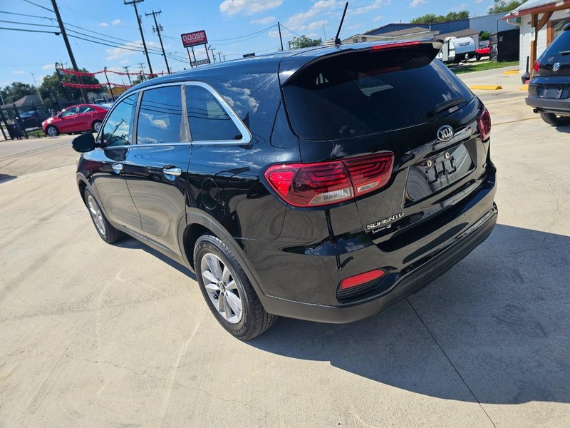 Kia Sorento Vehicle Image 03