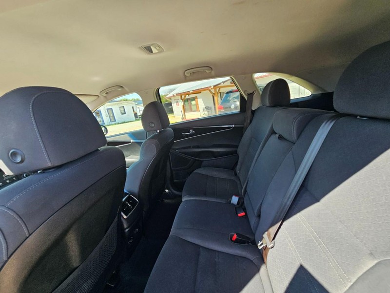 Kia Sorento Vehicle Image 09