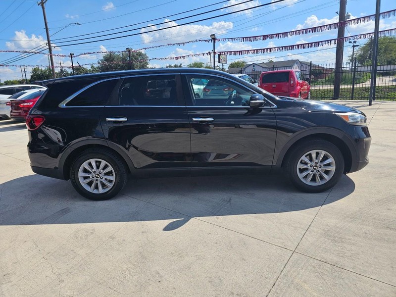 Kia Sorento Vehicle Image 13