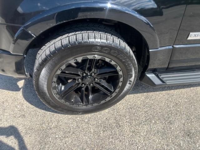 Ford Expedition EL Vehicle Image 09