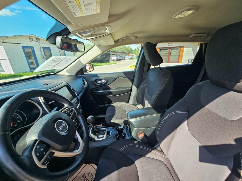 Jeep Cherokee Vehicle Image 12