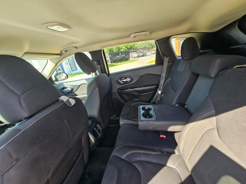 Jeep Cherokee Vehicle Image 14